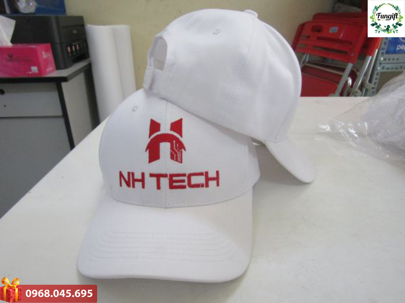 Mũ lưỡi trai trắng thêu logo