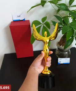 Cúp trao giải thưởng cuối năm