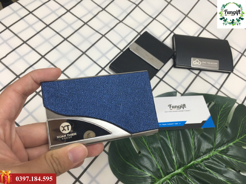 Khắc tên lên hộp đựng card visit