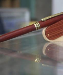 Bút gỗ trắc đỏ khắc chữ