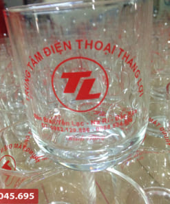 Đặt cốc thủy tinh