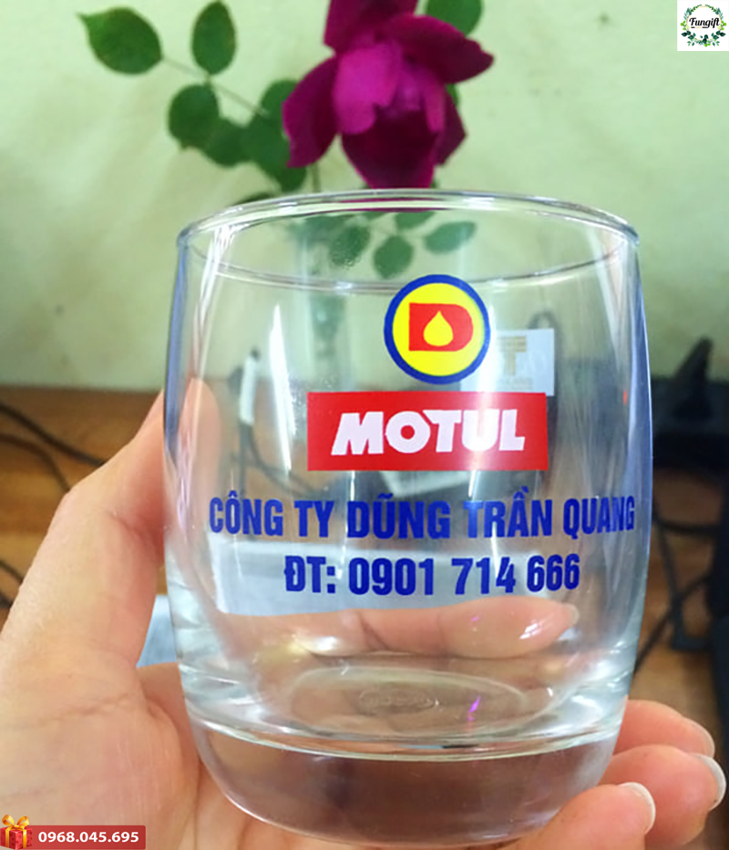 Đặt cốc thủy tinh