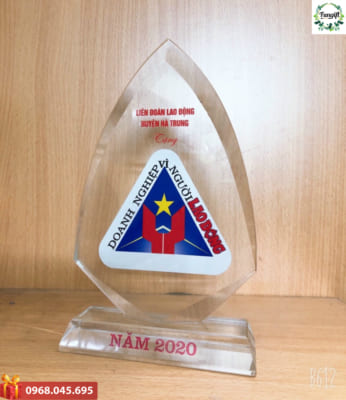 Cúp vinh danh danh giá