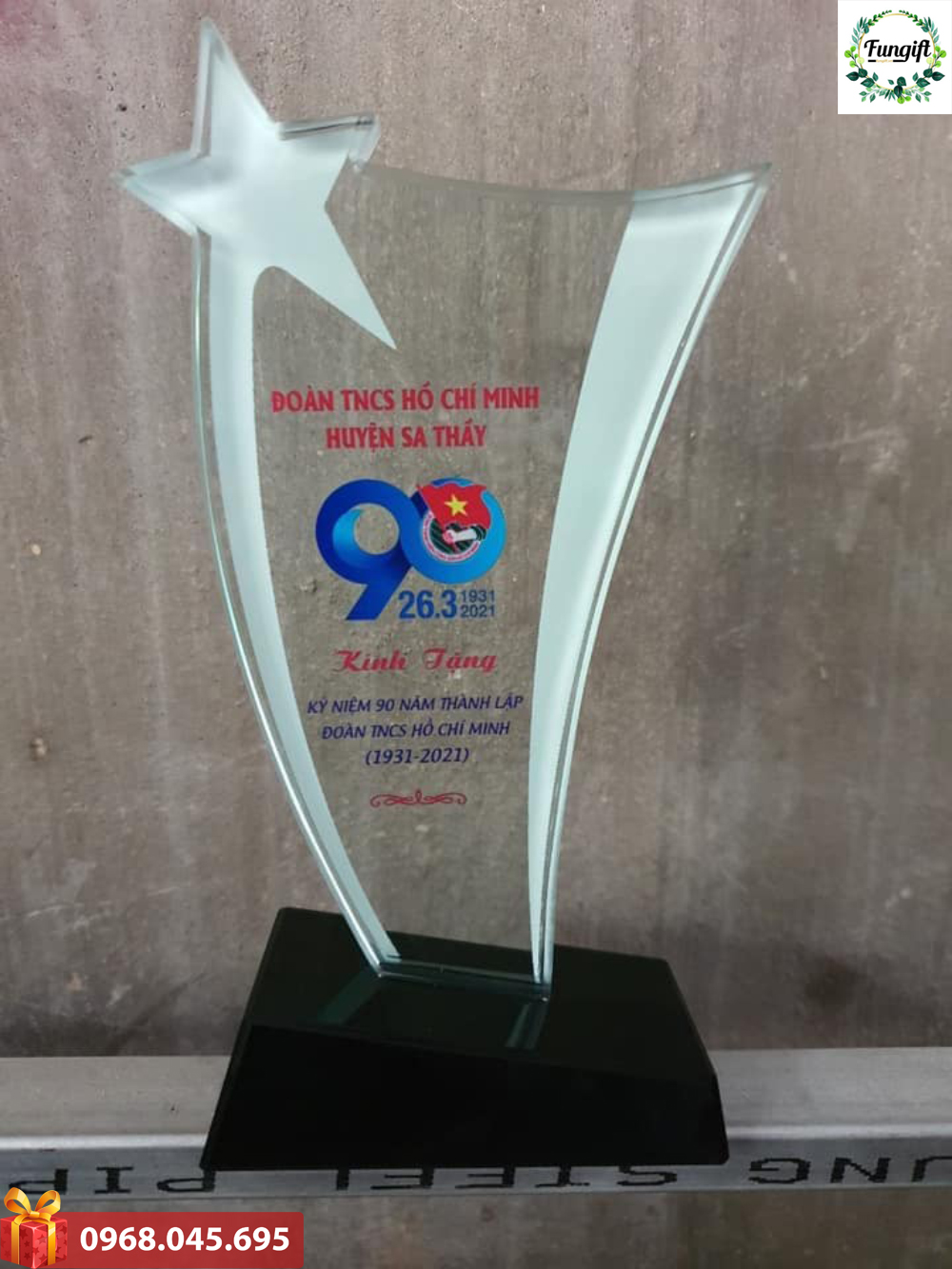 Cúp vinh danh giá gốc