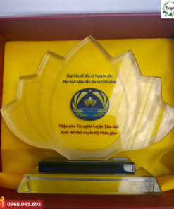 Cúp vinh danh in khắc logo