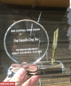 Cúp vinh danh làm theo yêu cầu