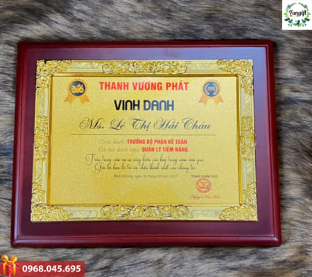 in chữ lên bảng vinh danh theo yêu cầu