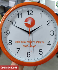 In logo thiết kế theo yêu cầu lên đồng hồ