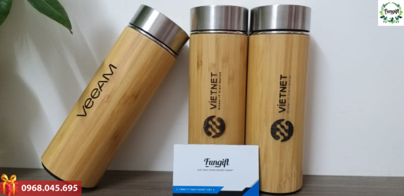 Khắc tên lên bình giữ nhiệt tre