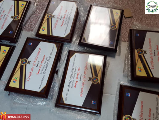 Bảng vinh danh gỗ