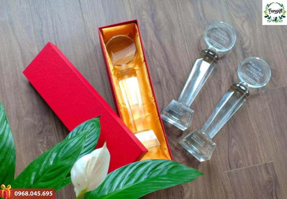 Cúp pha lê khắc chữ