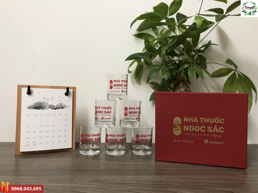 In logo lên ly thủy tinh