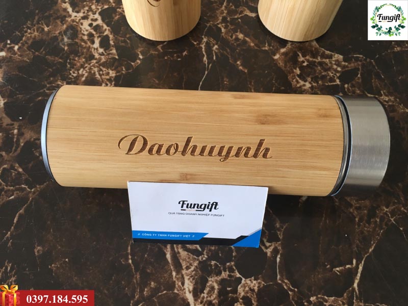 Bình nước gỗ khắc tên