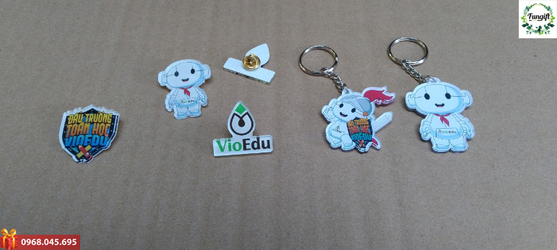 Móc khóa mica và huy hiệu cài áo in logo Vioedu