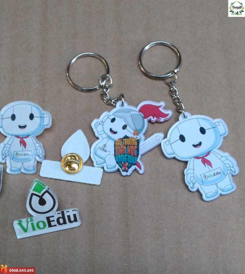 Móc khóa mica và huy hiệu