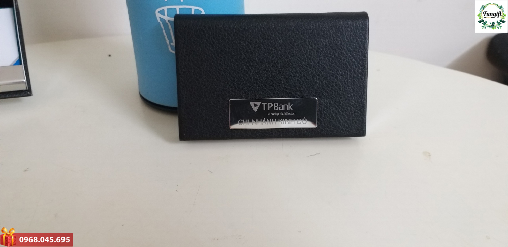 Khắc logo lên ví theo yêu cầu 