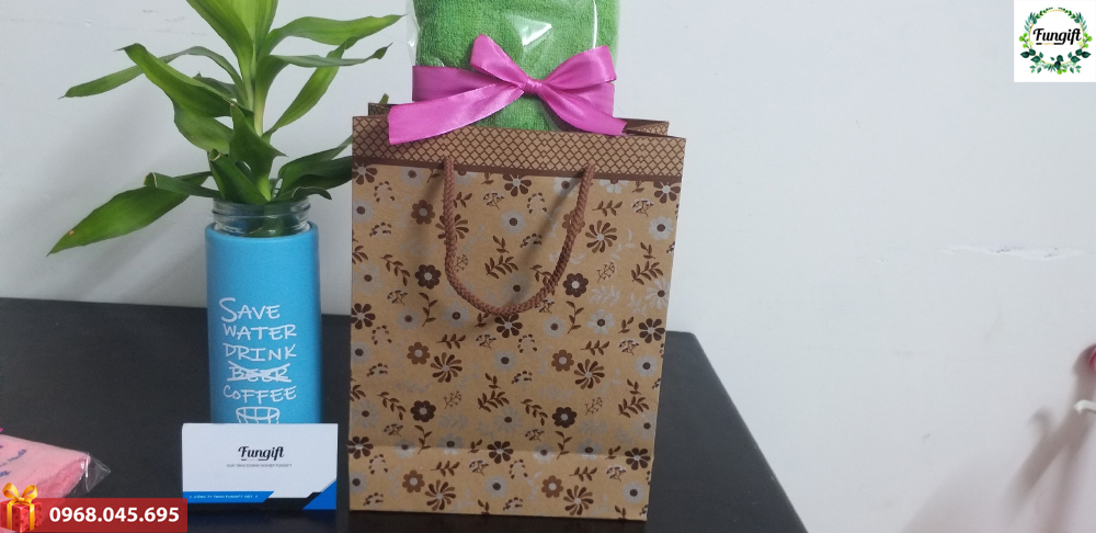 Phần quà tặng khăn thêu logo Hoà Phát 