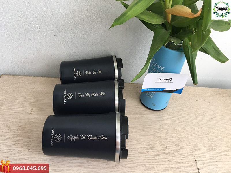 Khắc tên lên cốc giữ nhiệt