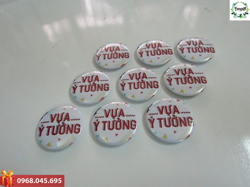 Đặt huy hiệu cài áo