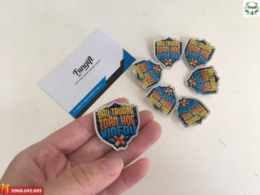 Đặt huy hiệu cài áo