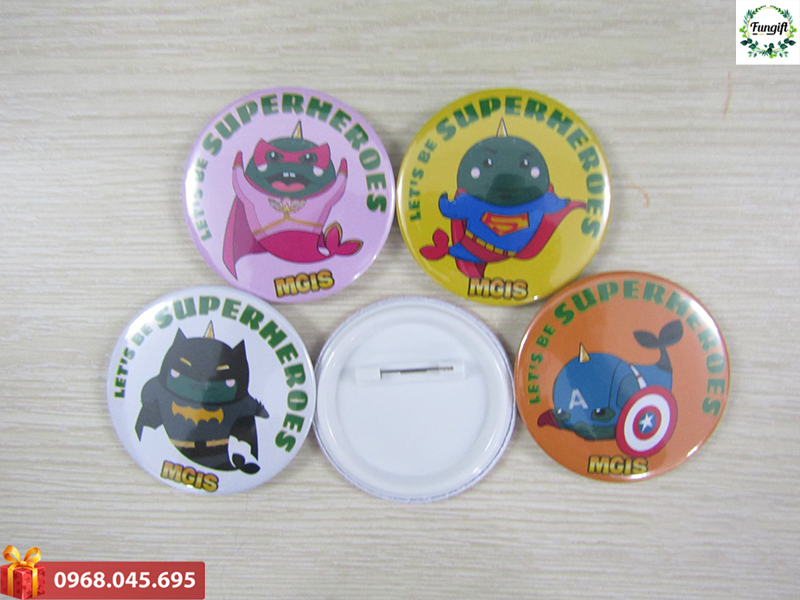 Làm huy hiệu mica theo yêu cầu