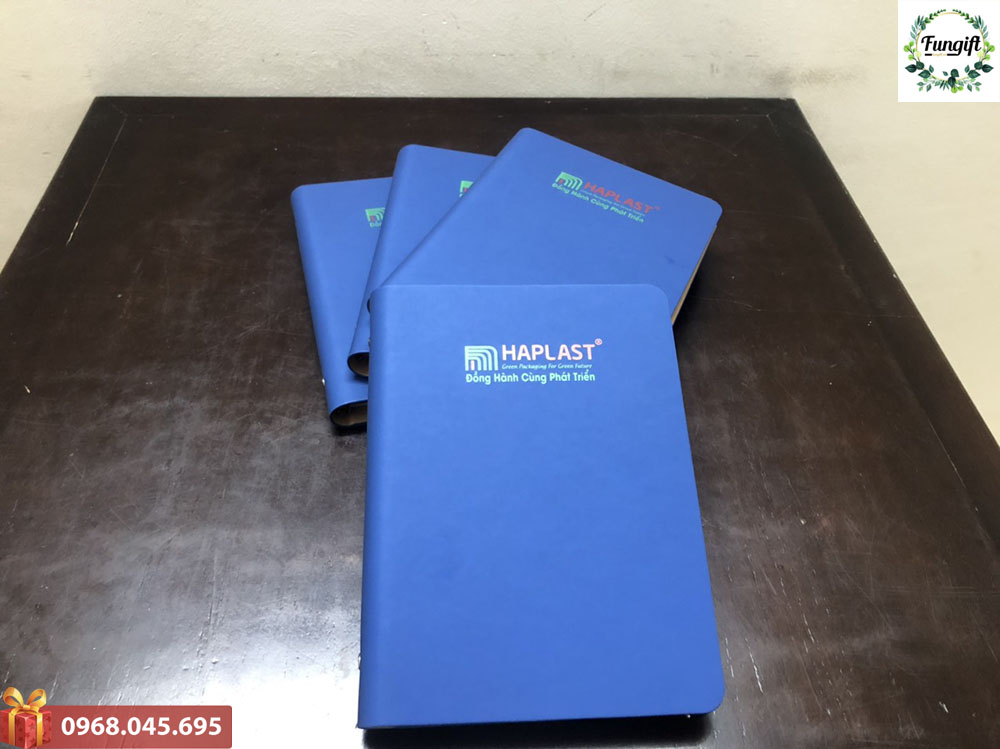 Dập chìm logo lên bìa sổ da