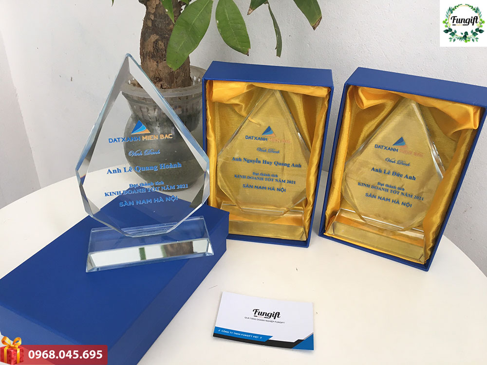 Biểu trưng pha lê để bàn