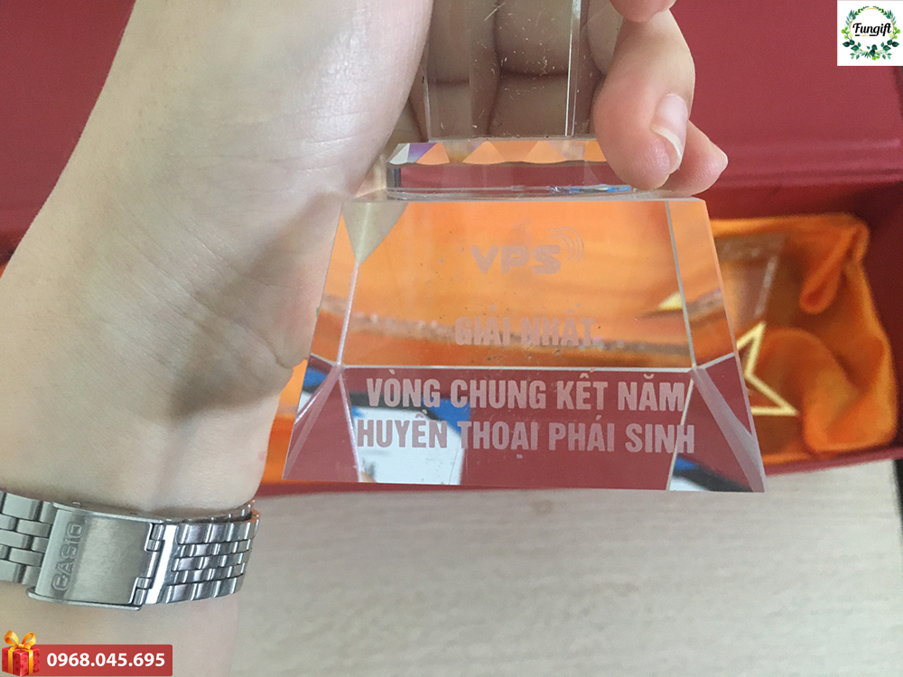 Biểu trưng quà tặng pha lê
