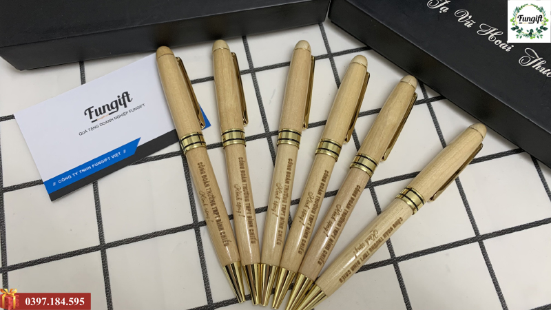 Bút gỗ khắc tên