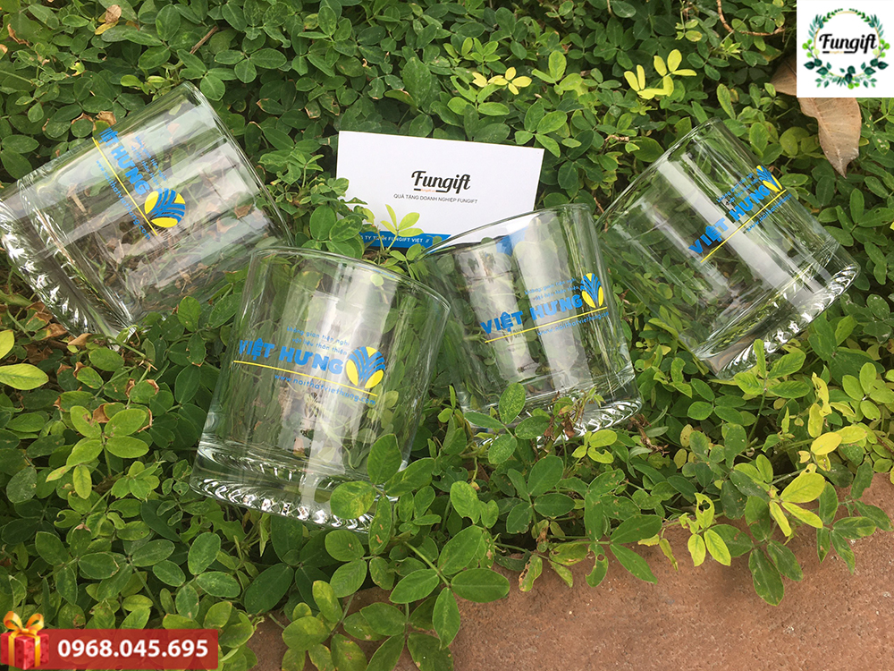 Cốc thủy tinh in chữ làm quà tặng