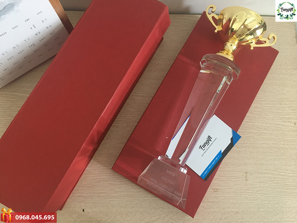 Cúp lưu niệm pha lê