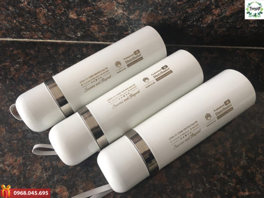 Khắc chữ lên bình giữ nhiệt