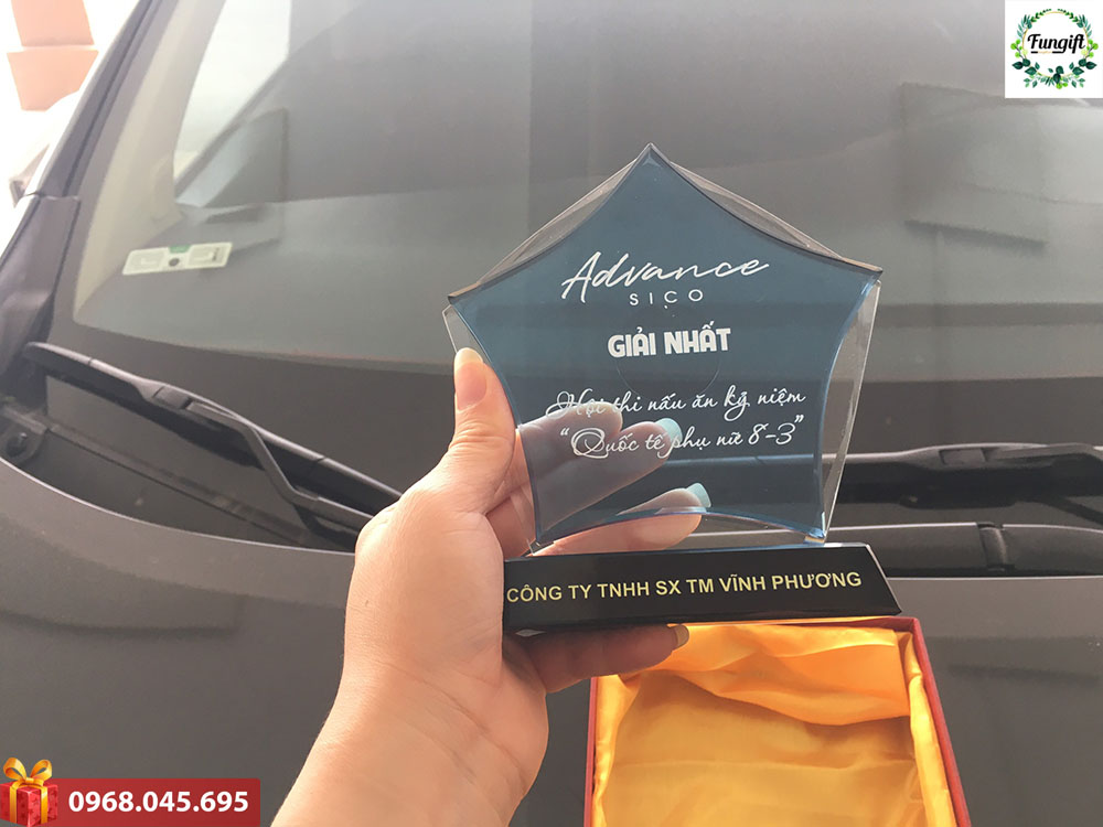 Kỷ niệm chương pha lê in logo