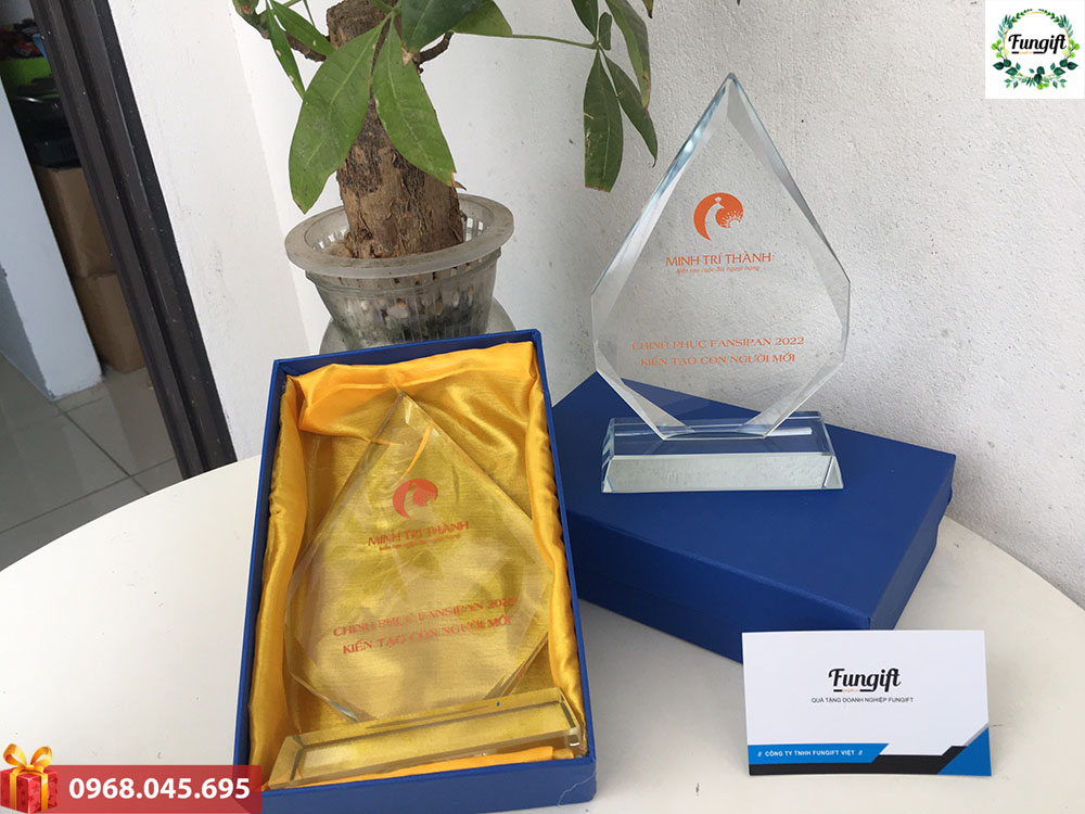 Kỷ niệm chương pha lê in logo