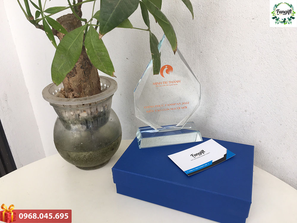 Làm kỷ niệm chương theo yêu cầu