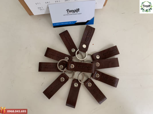 Móc khóa bằng da khắc tên