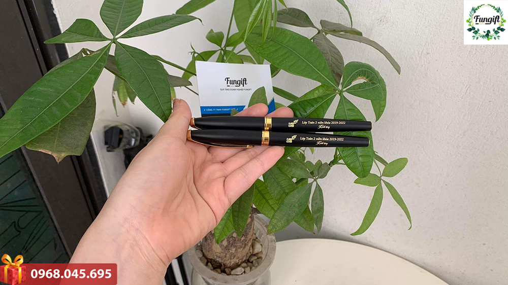 Bút ký khắc tên Hà Nội
