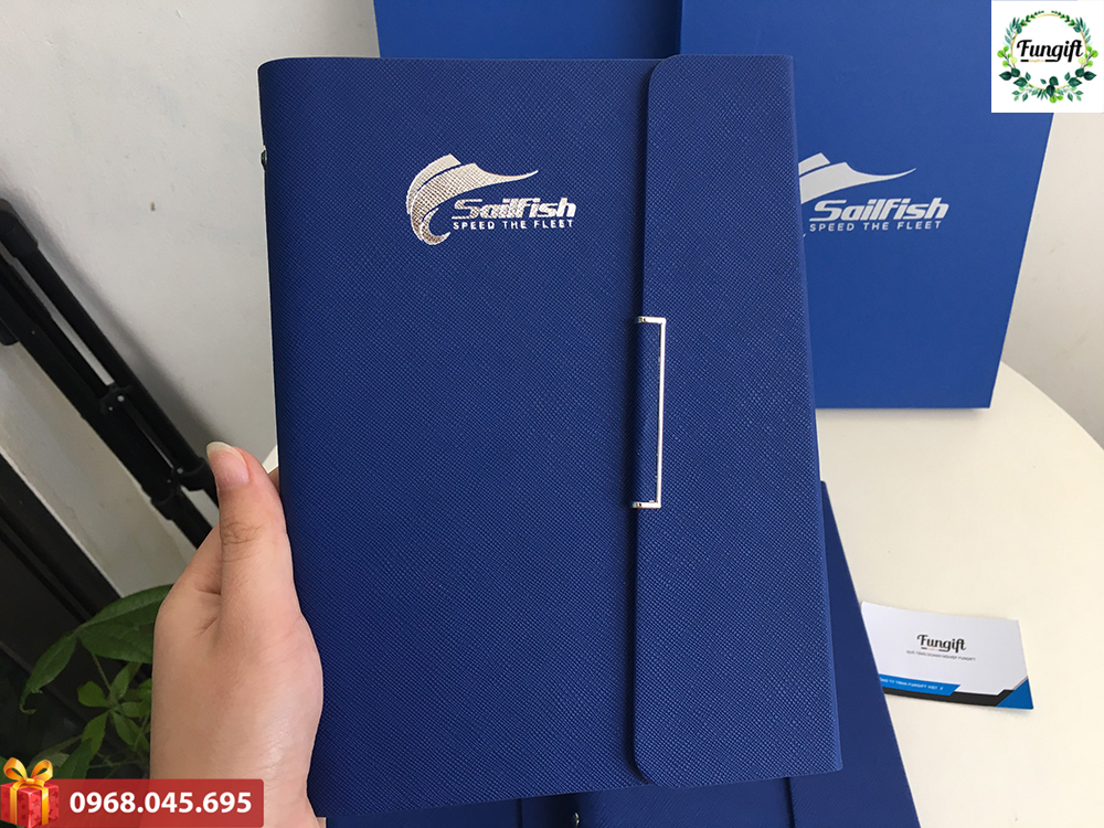 Dập chìm logo lên sổ bìa da