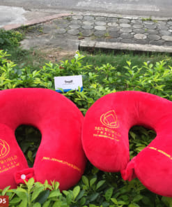 Gối chữ U thêu logo giá rẻ