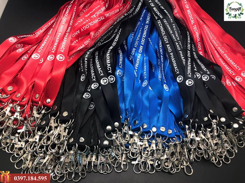 In chữ lên dây đeo thẻ