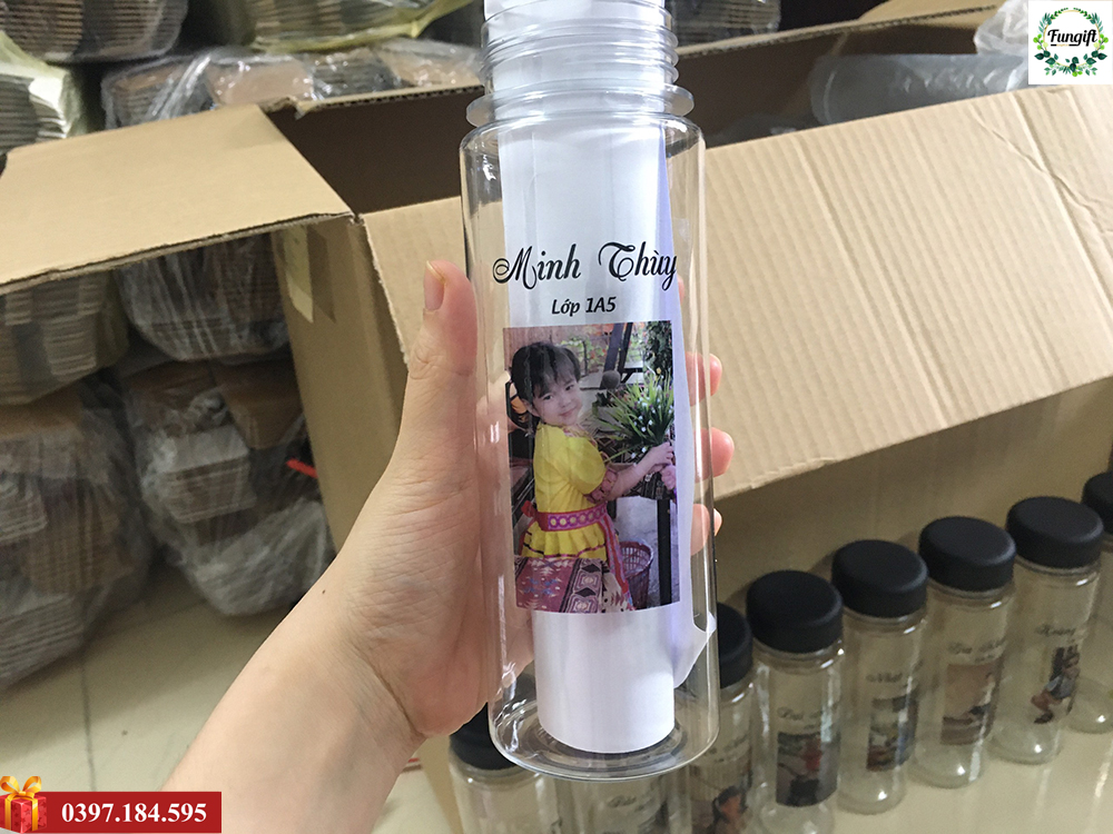 In hình lên bình nước