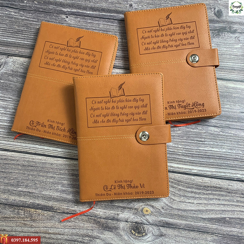 Khắc chữ lên sổ bìa da