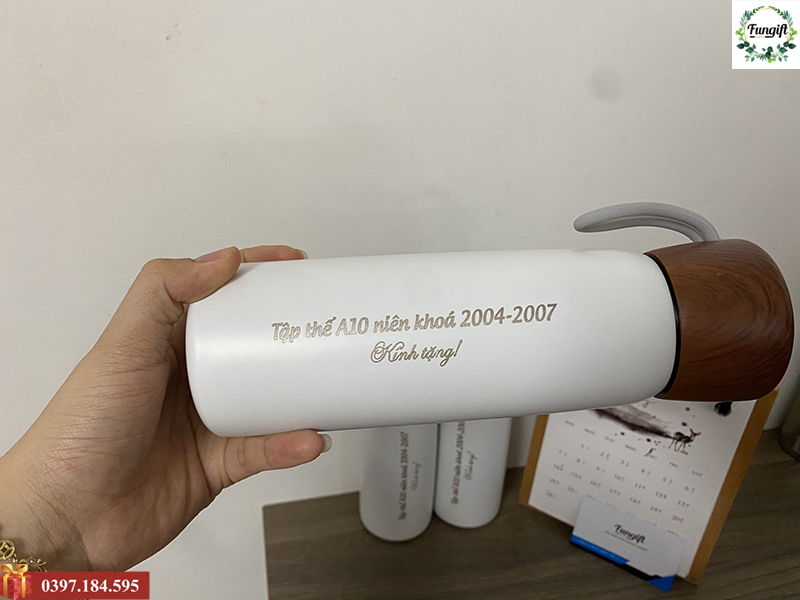 Khắc logo lên bình giữ nhiệt