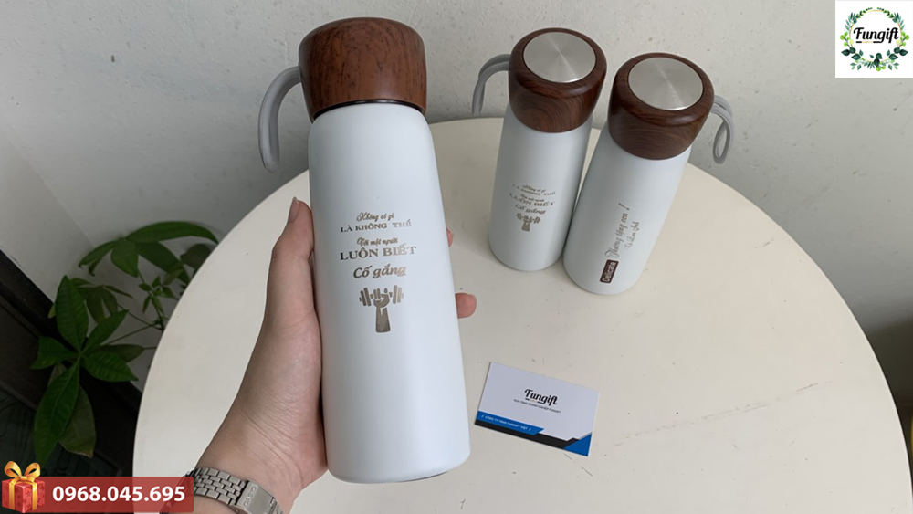 Khắc tên lên bình giữ nhiệt