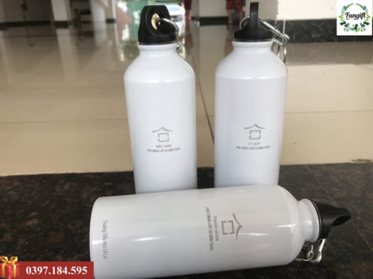 Khắc tên lên bình nước nhôm làm quà tặng