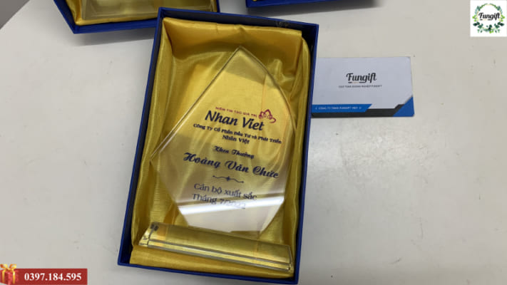 Cúp vinh danh pha lê giá rẻ
