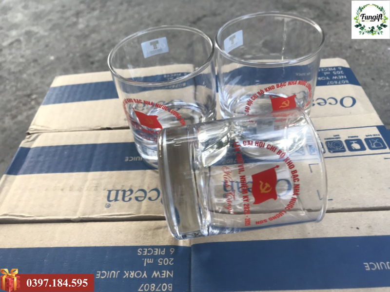 Ly thủy tinh làm quà tặng đại hội