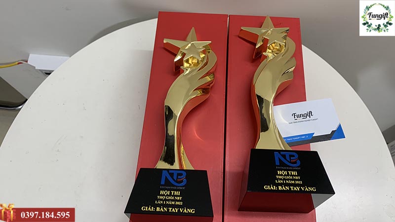 Sản xuất cúp trao giải bàn tay vàng