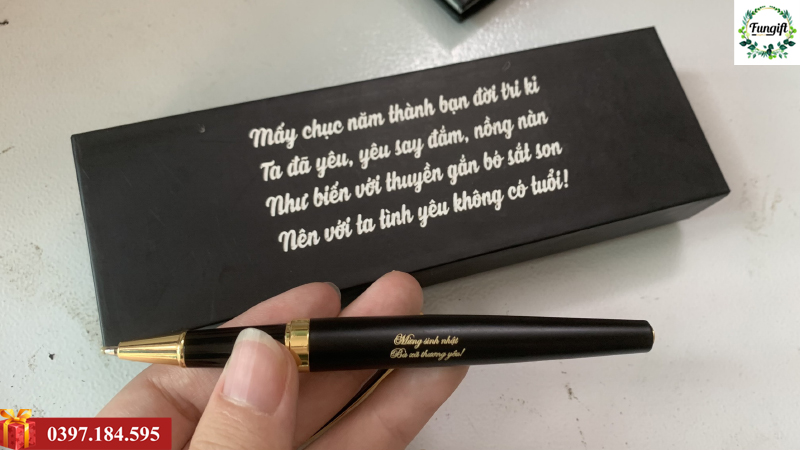 Bút khắc tên theo yêu cầu