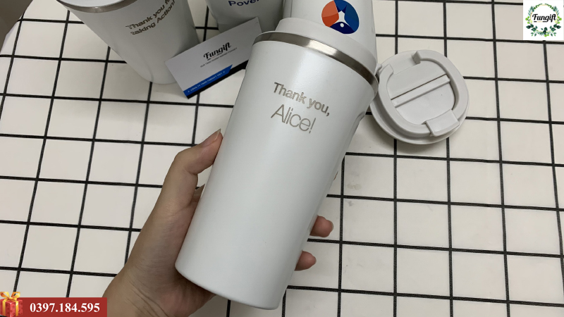 Ly giữ nhiệt khắc tên